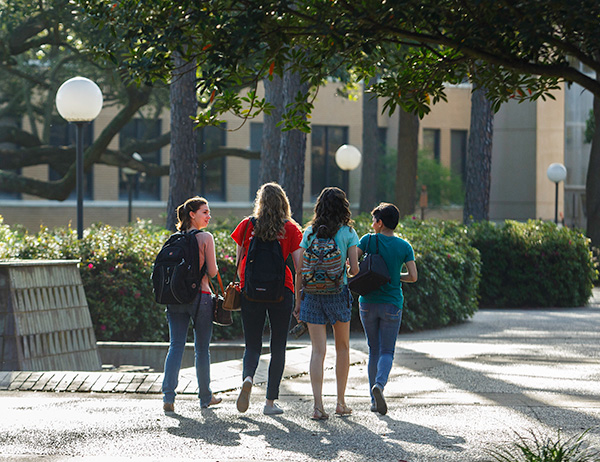 Students walking on campus at VRӰƬ